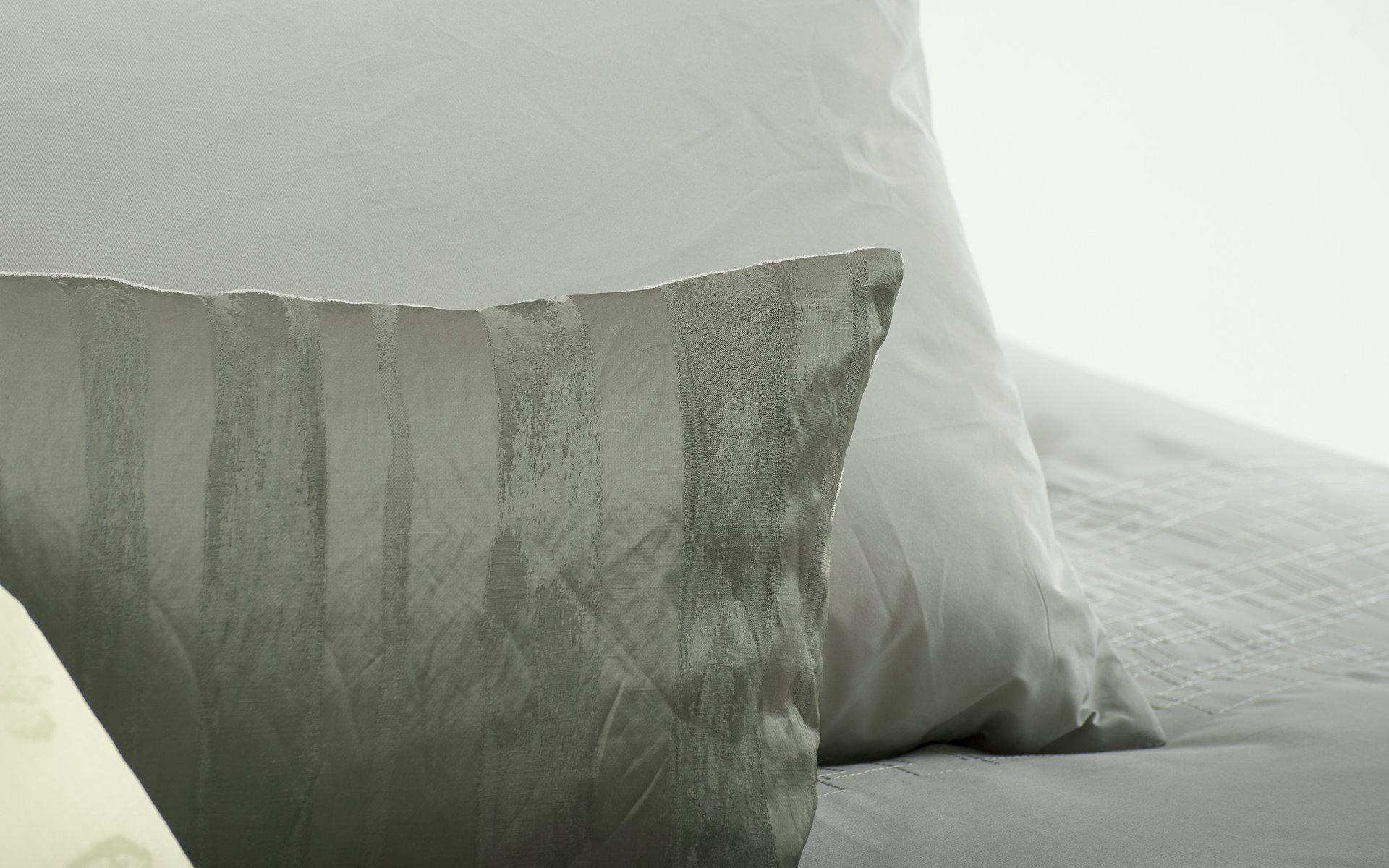 Mrs.Me home couture - cushion Verdin Thyme detail1 web